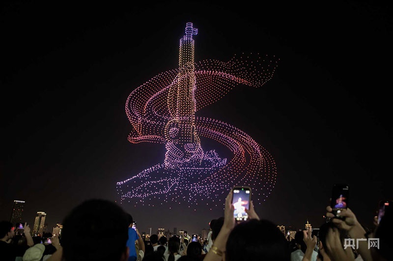 瞰江西!约5000架无人机点亮英雄城夜空(图1)