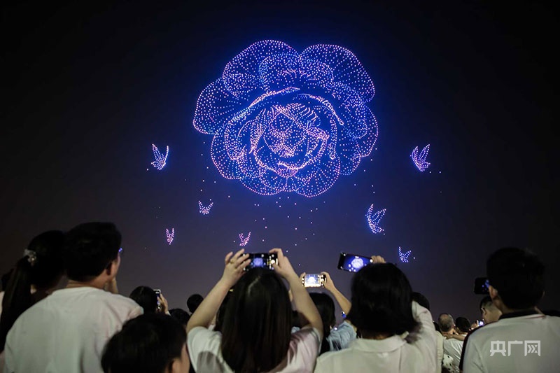 瞰江西!约5000架无人机点亮英雄城夜空(图2)