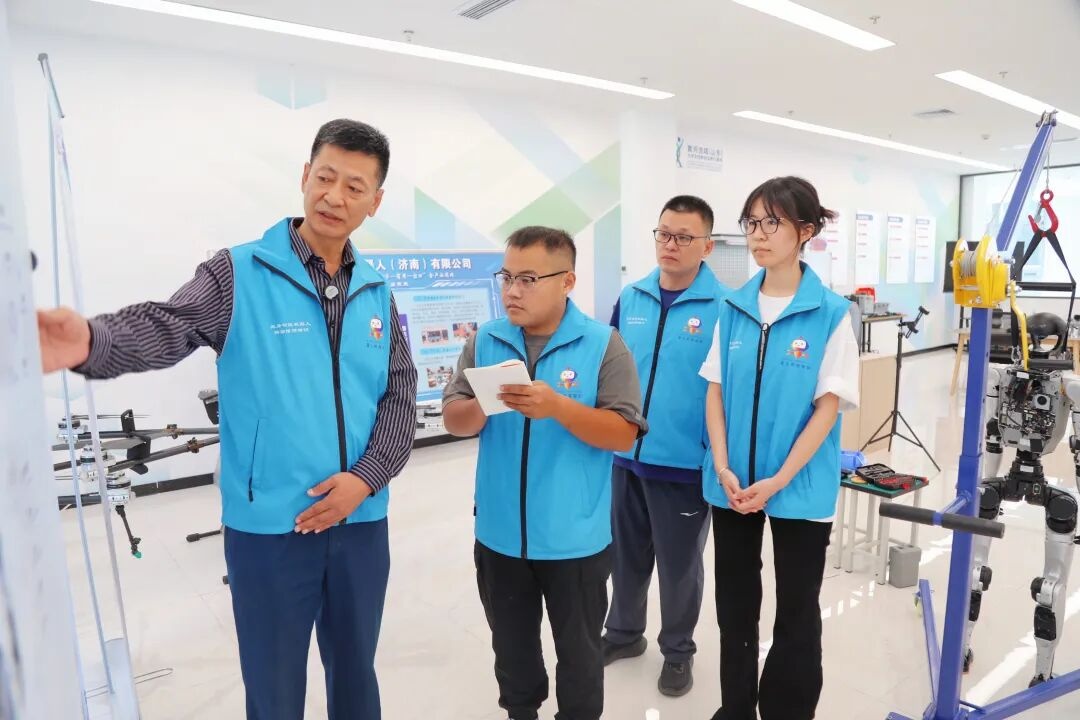 随“机”应变济南起步区开了家具身智能机器人“医院”(图4)