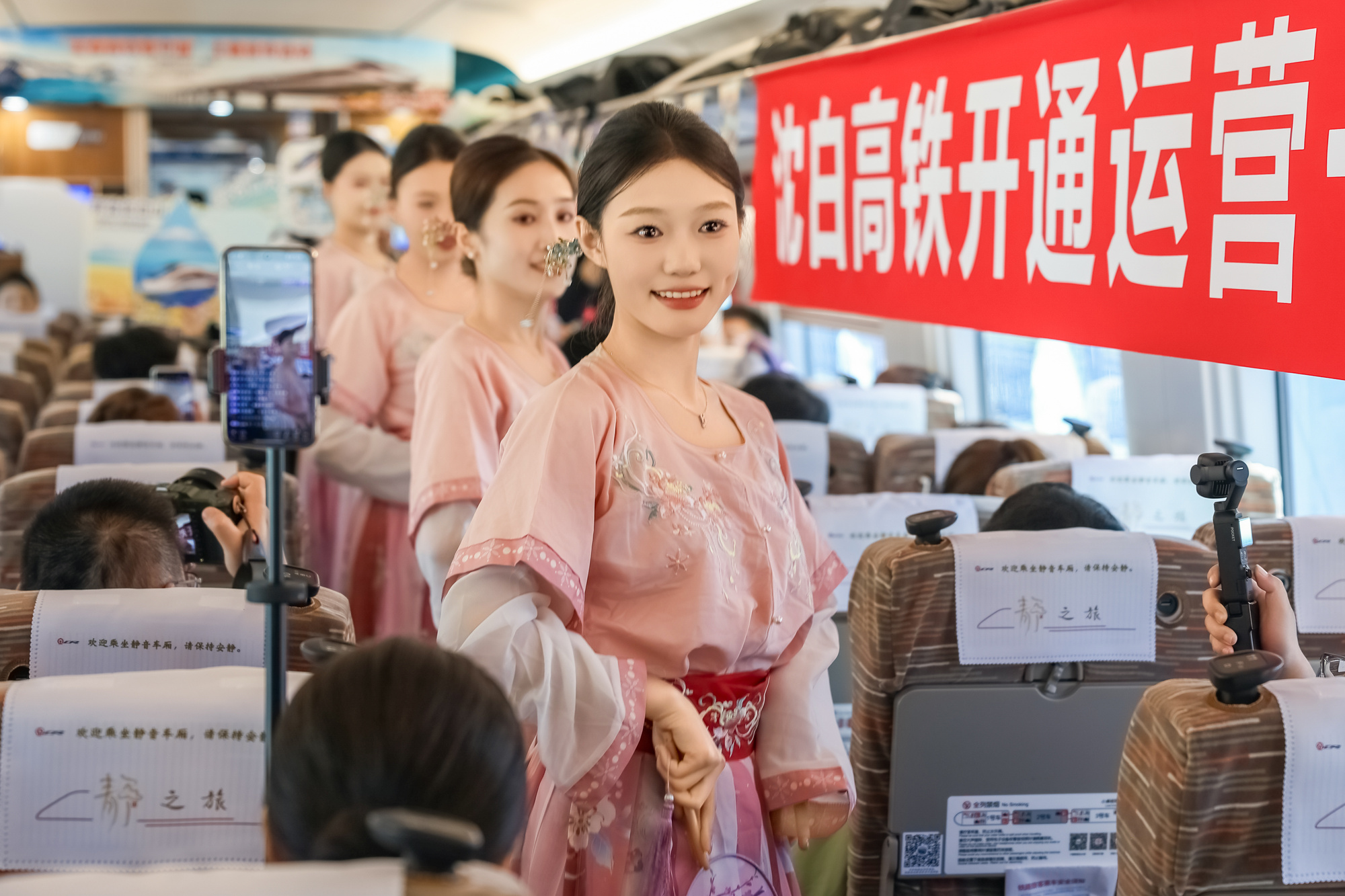 沈白高铁开通一周年运送旅客一千万人次(图2)