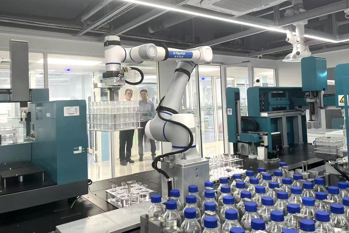 高质量发展看中国丨探“黑灯实验室”访“5G智能工厂”(图1)