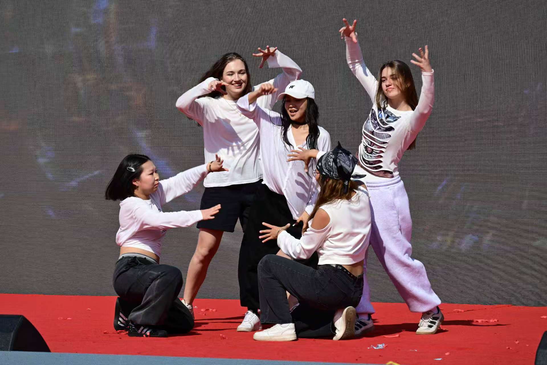 一天环游50国!哈尔滨工程大学国际文化节把世界“搬”进校园(图1)