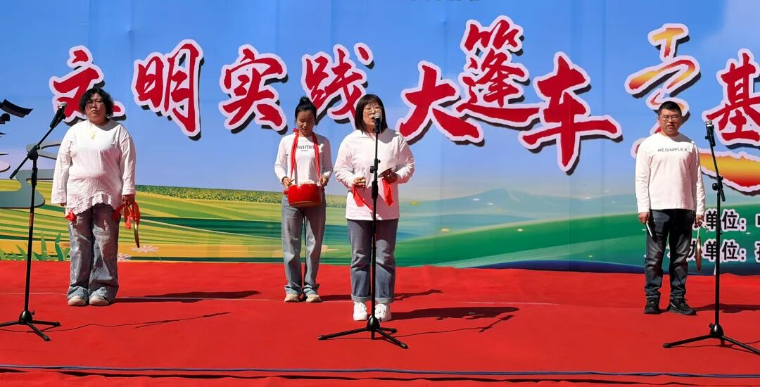 孙吴县“文明实践大篷车走基层”活动走进群众心中(图1)