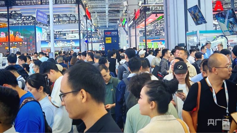 探“新”丨工博会观察:智能经济“脱虚向实”AI开始“真干活”(图1)