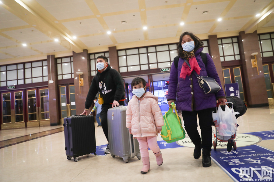 旅客戴口罩进站(央广网记者 韩靖 摄)