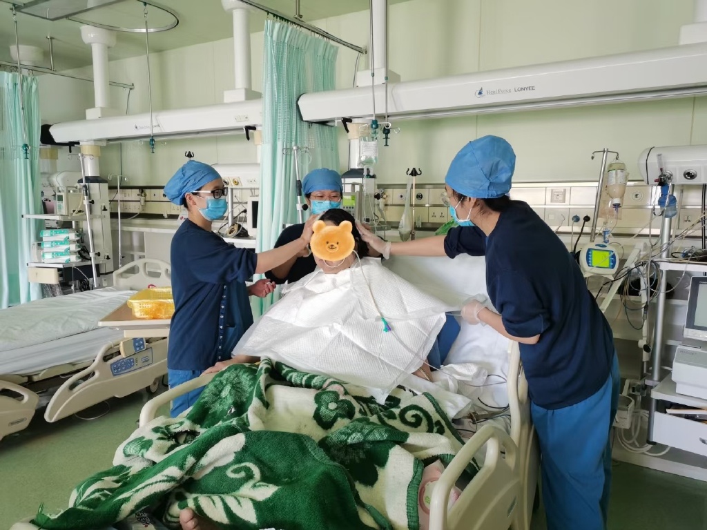 北京安贞医院sicu(外科重症加护病房)的护士们提供"洗剪吹"全套服务