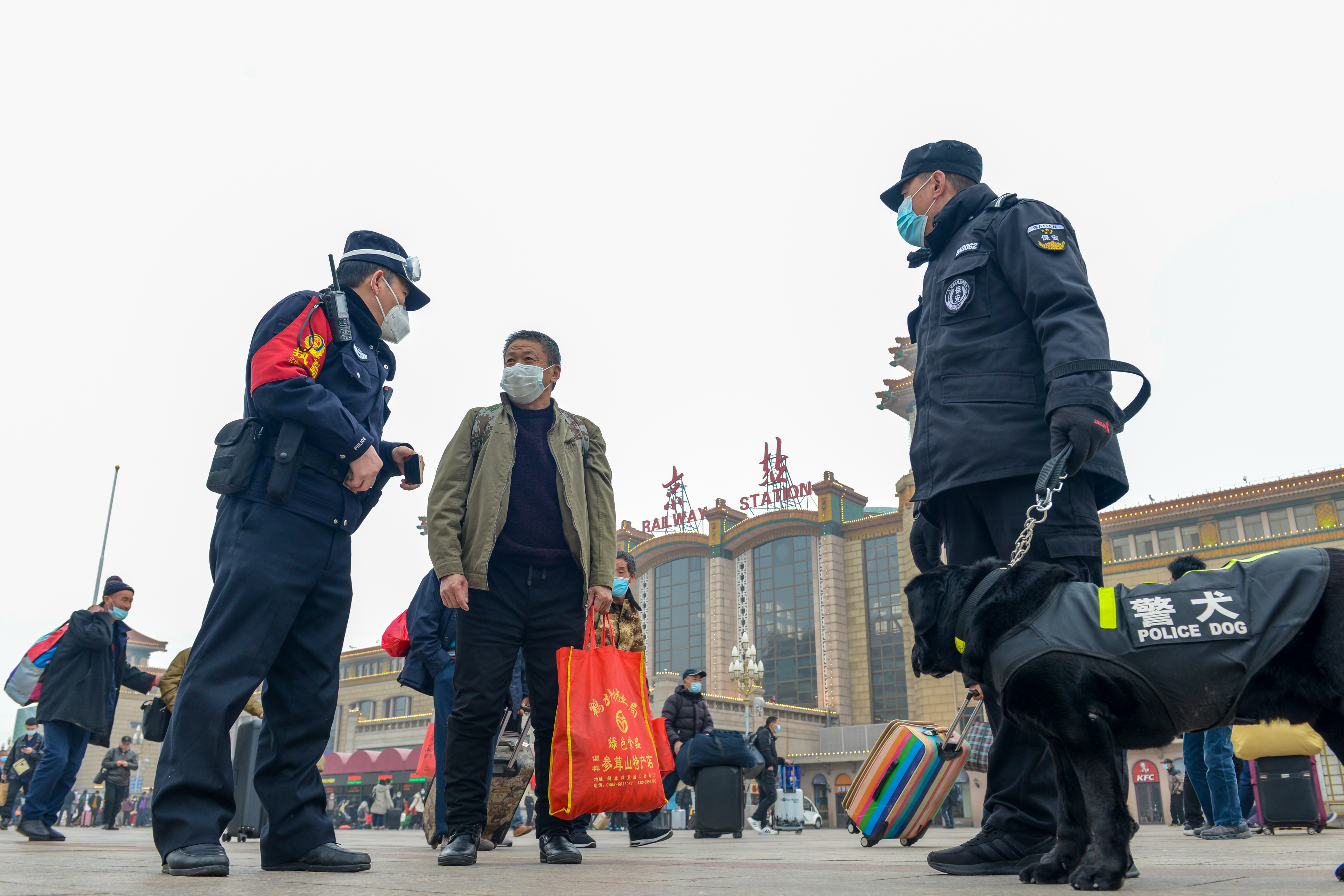 春运以来北京铁警共查获各类违禁物品8.5万余件