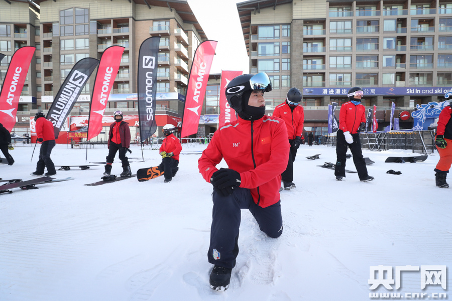 谈球吧体育备战冬奥 残奥单板滑雪运动员孙奇：“上了赛道向前冲就完事了！”(图6)