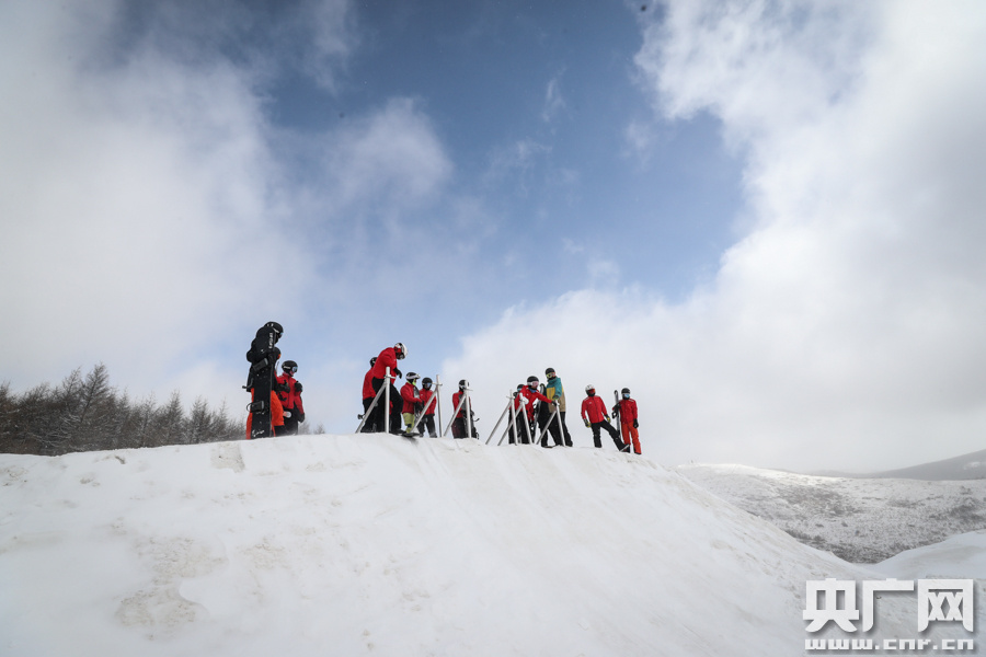 谈球吧体育备战冬奥 残奥单板滑雪运动员孙奇：“上了赛道向前冲就完事了！”(图8)