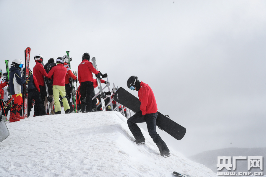 谈球吧体育备战冬奥 残奥单板滑雪运动员孙奇：“上了赛道向前冲就完事了！”(图10)