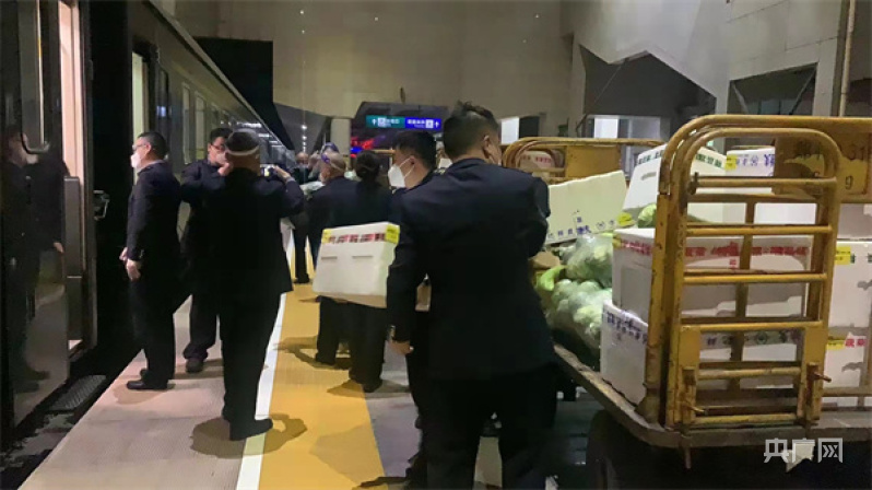 “豫”“沪”情深
	！郑州近2吨蔬菜乘火车“奔赴”上海