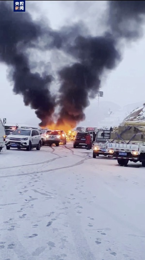 甘肃兰州因降雪致一起多车相撞事故 部分车辆起火