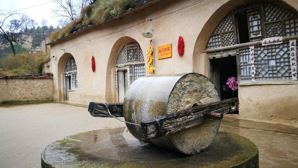 多年以后,延安梁家河窑洞炕头一灯如豆:《为人民服务》短短数百字