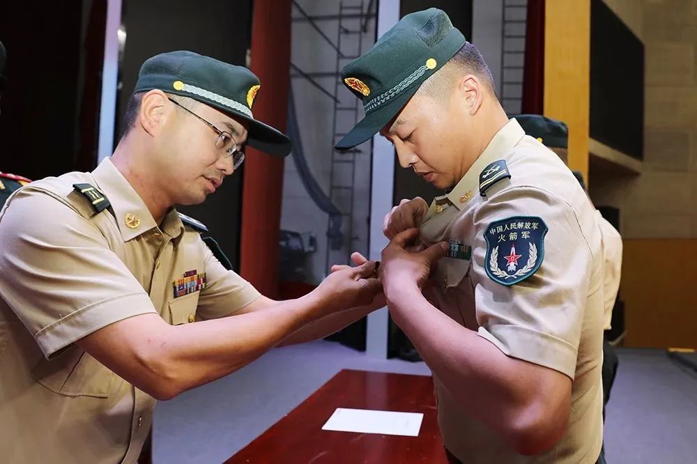 授予勋表略章仪式,开始!_央广网