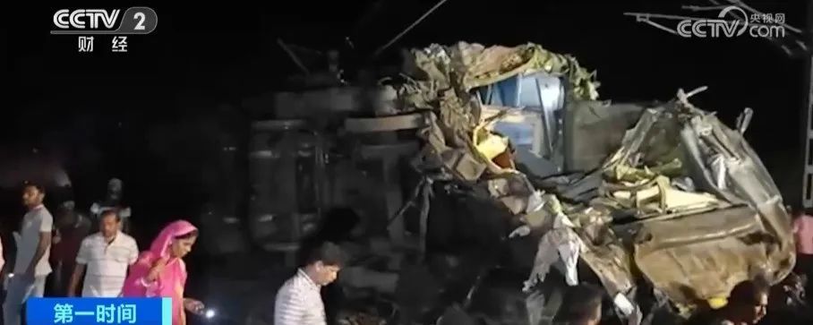 西安突发火灾4人死亡_印度重大列车事故_印度西部暴雨已致138人死亡