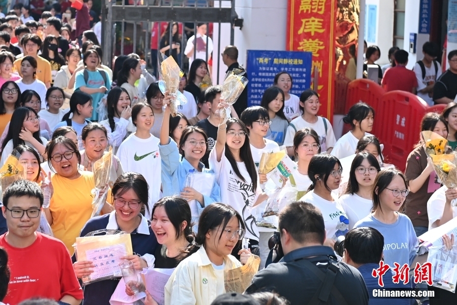 中新社記者 楊華峰 攝6月9日,湖南省2023年高考結束,考生衝出長沙市