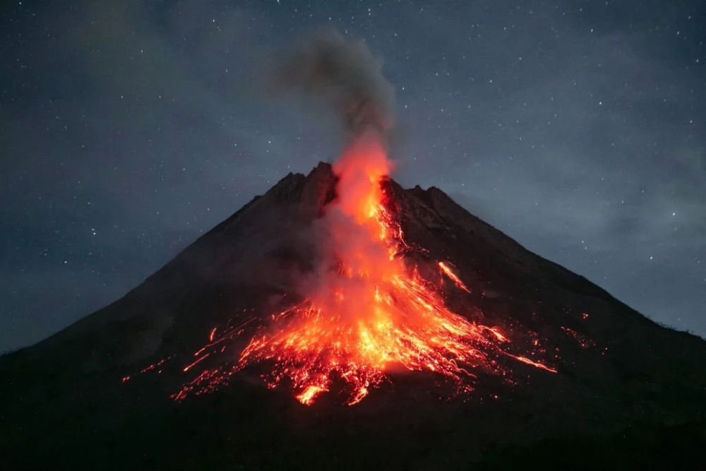 印尼默拉皮火山(图片来源:总台驻雅加达站)不过,对于印尼人来讲,火山