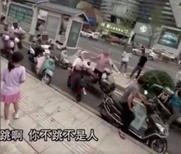 男子徘徊数小时跳楼身亡 路人曾起哄_合肥北城一男子跳楼身亡_哈尔滨男子吸毒过量跳楼身亡