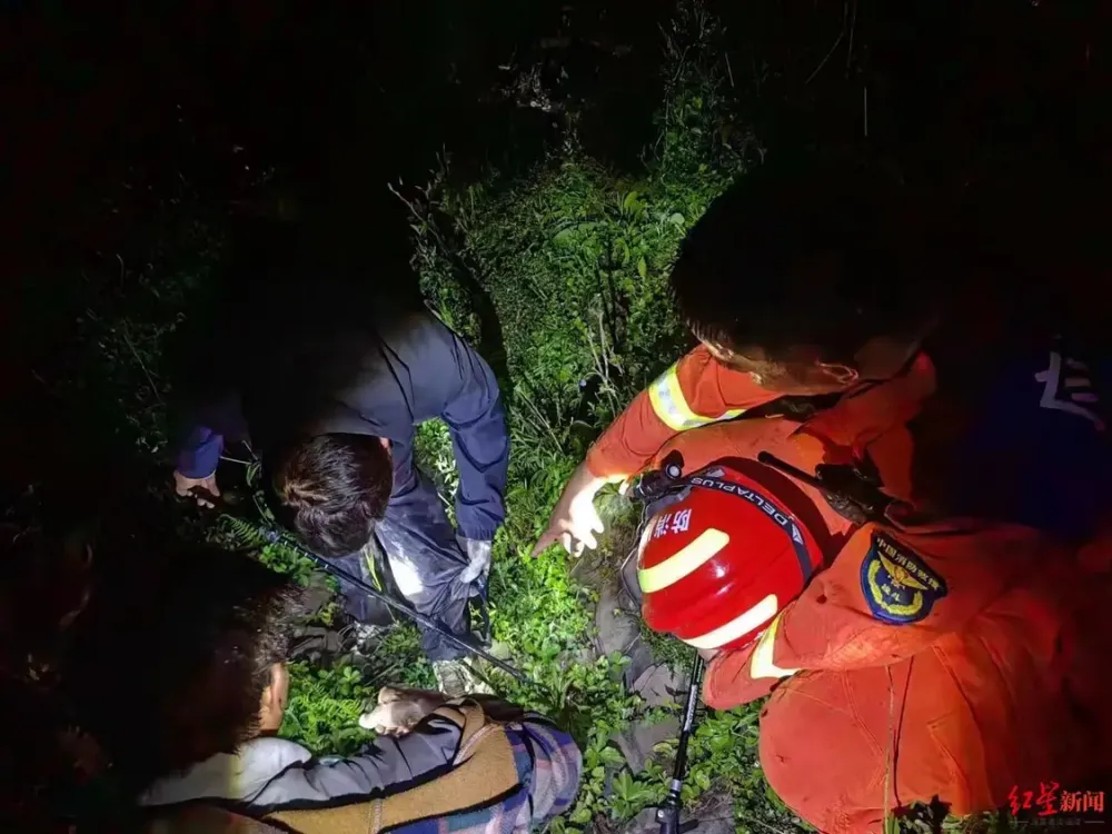 两男子登山途中遭同伴遗弃：获救时已产生幻觉，以为在家睡觉脱掉衣服