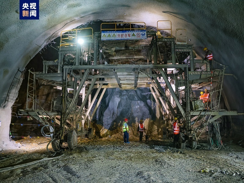 广西崇凭铁路首座一级高风险岩溶隧道贯通