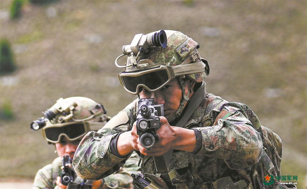空地联动铁拳出击陆军某旅开展多兵种立体夺控演练影像