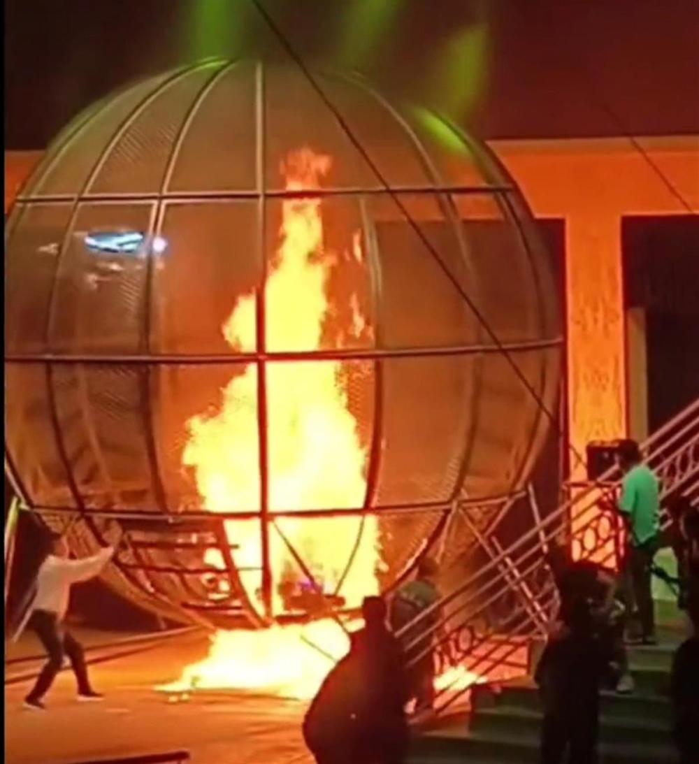摩托车铁笼内表演时突然坠落起大火，观众惊呼“快救他”，景区：一演员受伤