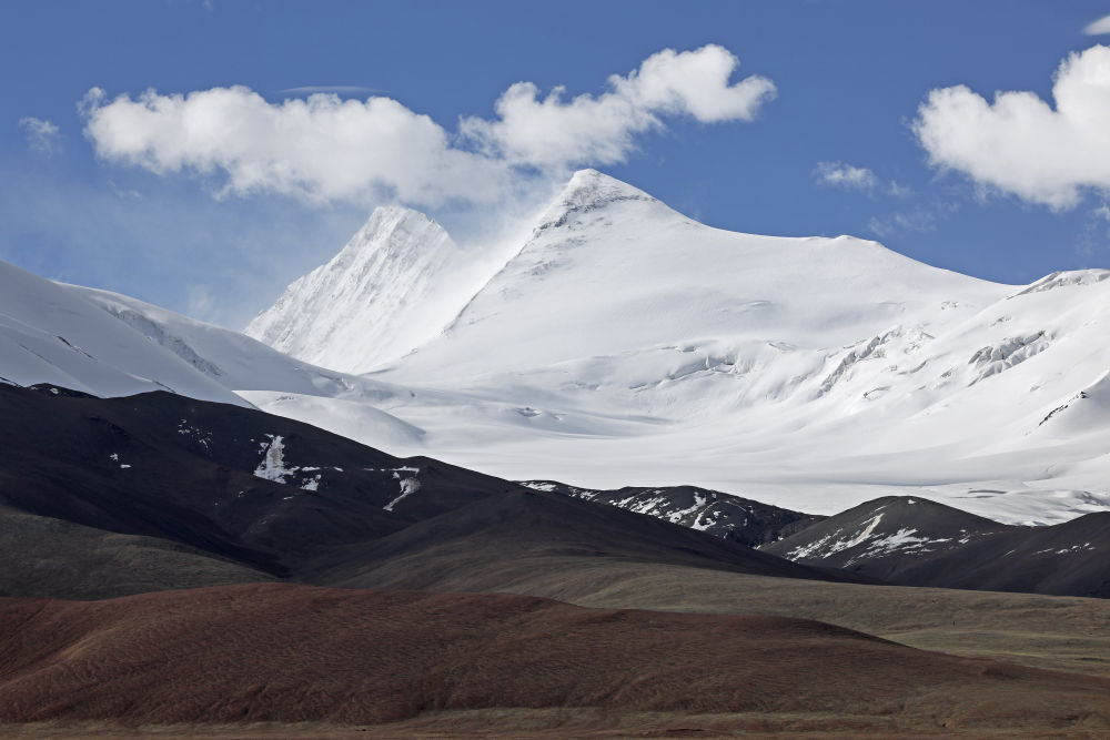 新华社记者  郝昭  摄春雪过后的阿尔泰山脉(无人机照片,2023年4月9日