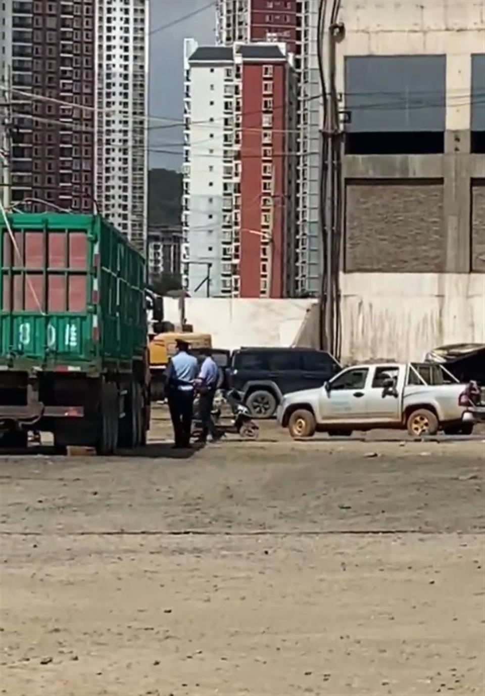 云南昆明一停车场内一货车停放多日，司机被发现早已身亡