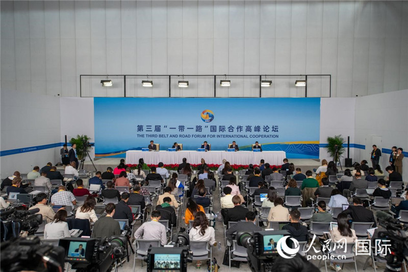 天海翼 VR 视频下载地址曝光，多部高清资源流出，网友争相收藏，官方紧急回应此事。