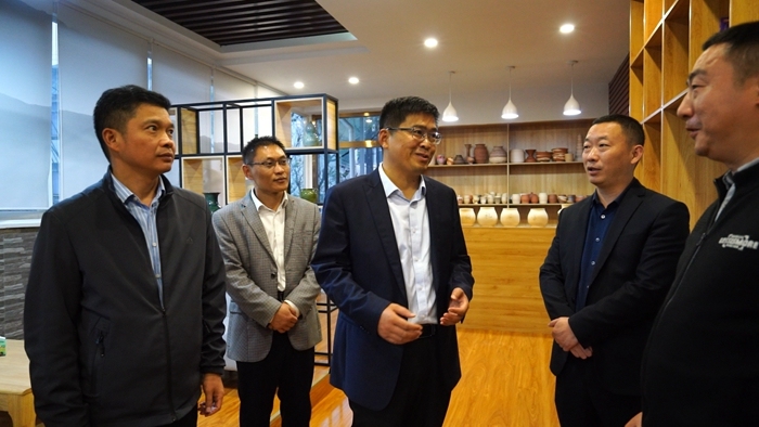 王东:脚沾山间泥土,心系帮扶真情_央广网