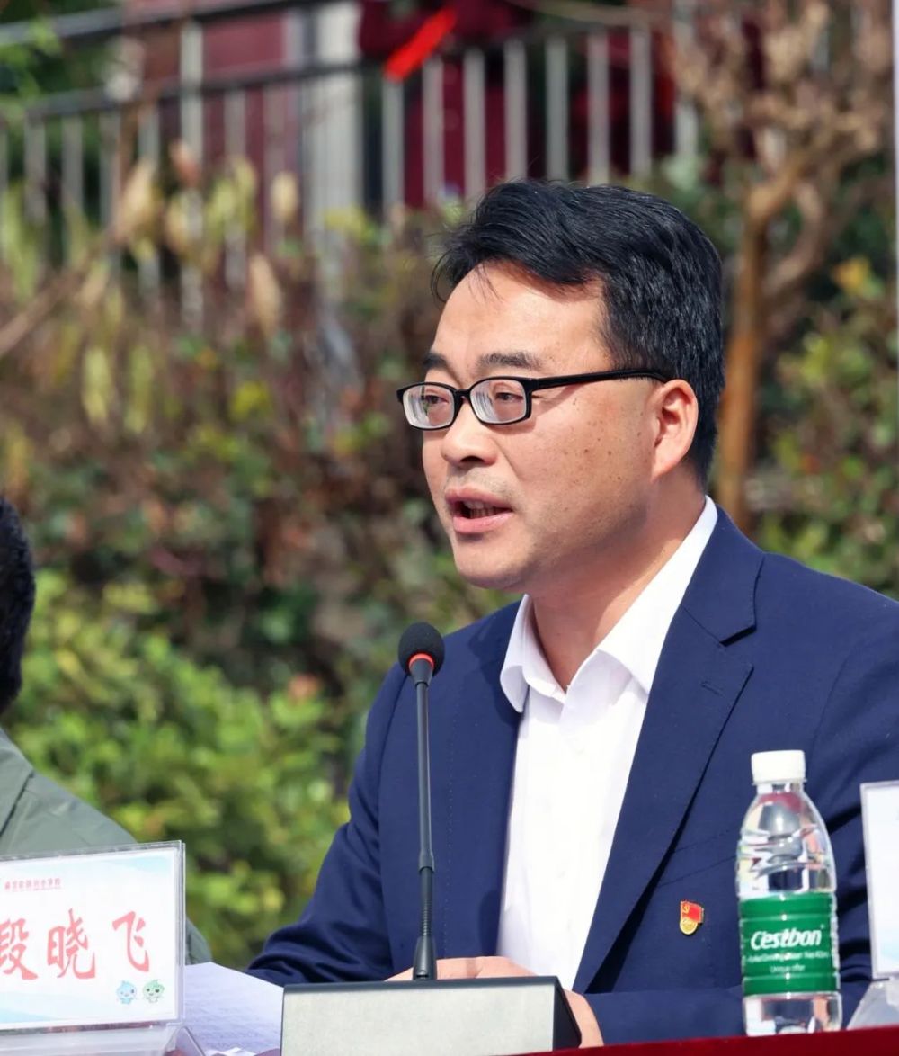 全校集中会议上,回兴小学党总支书记段晓飞致辞,他向全体家长致以诚挚