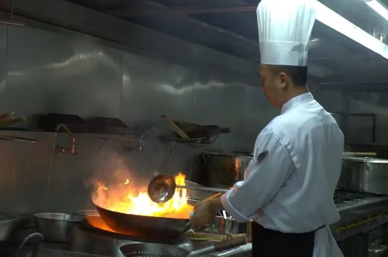 厨师用勺试味被喷上热搜，这样做到底卫生不卫生？