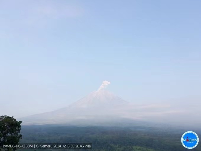 印尼塞梅鲁火山喷发火山灰柱高度达1000米