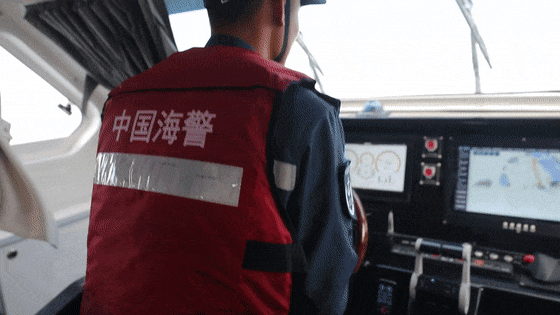 "外籍渔船请注意我们是中国海警现依法执行公务你已进入中华人民共和