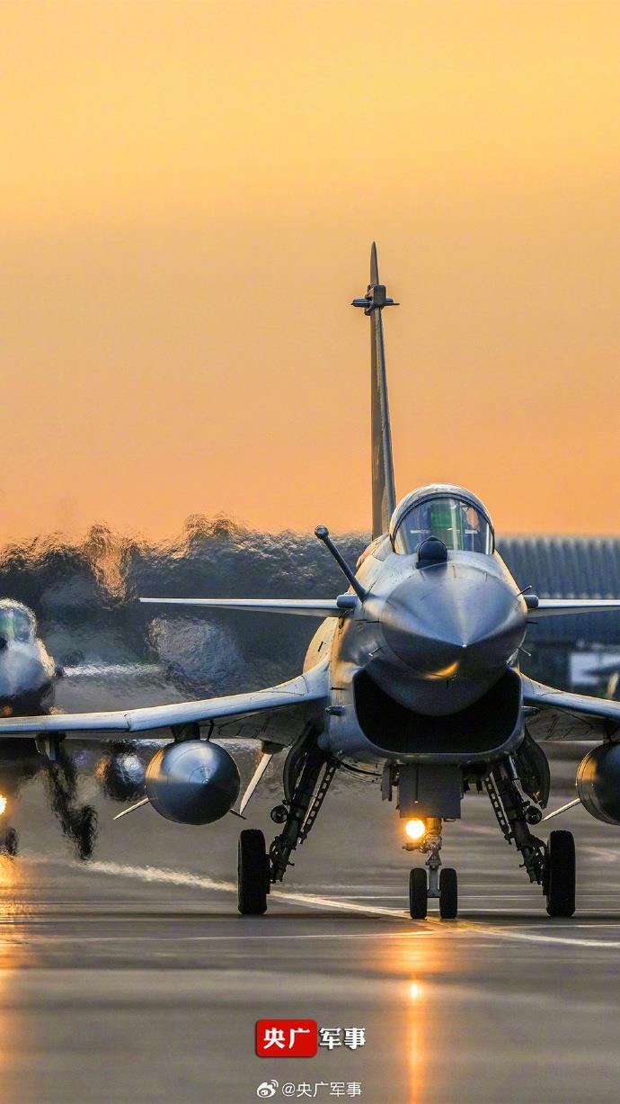 振翅长空傲视苍穹歼10战机首飞26周年