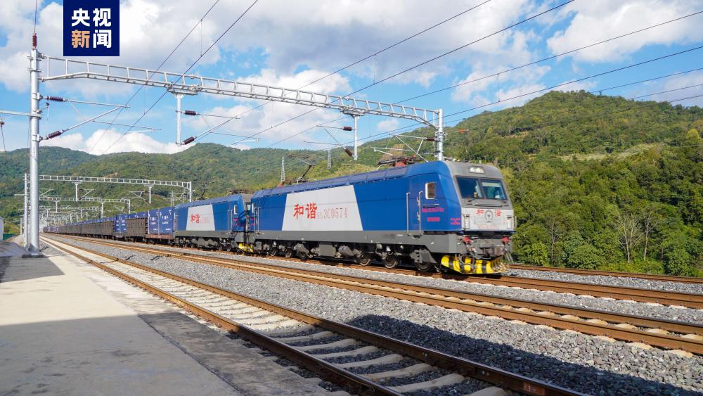 中老铁路澜湄快线货物列车累计开行突破1000列