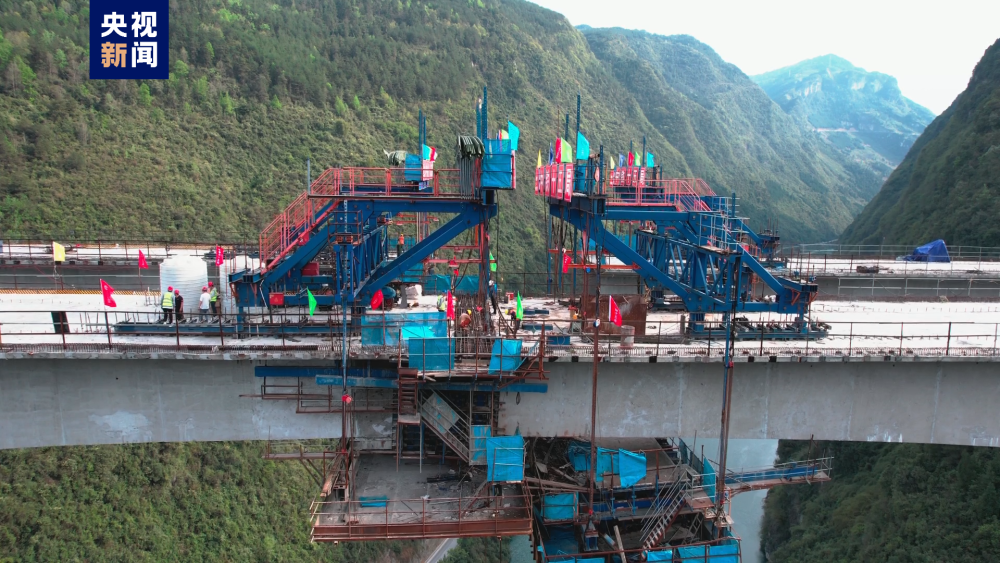 渝湘复线高速公路黄草乌江特大桥连续梁左幅合龙