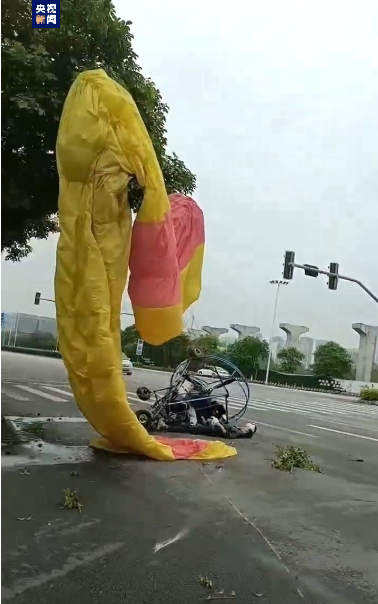 广西柳州一乐园滑翔伞发生意外致2人受伤 涉事项目暂停