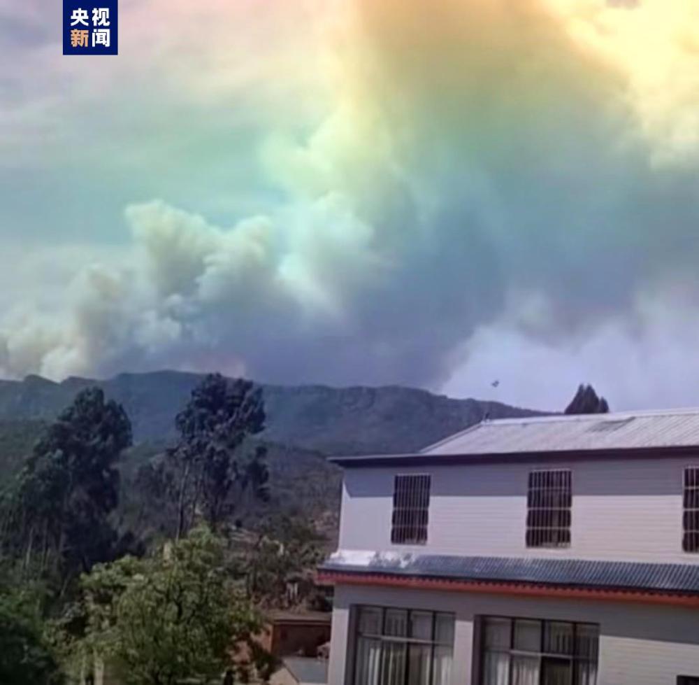 云南曲靖马龙区发生森林火灾扑救正在进行