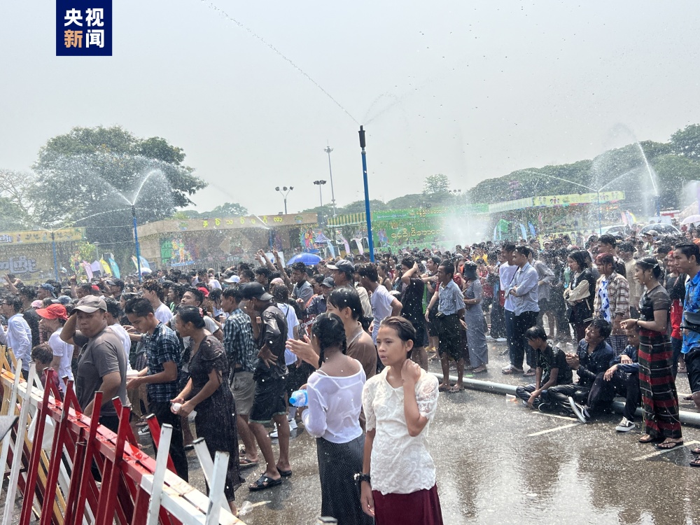缅甸多地举办泼水节开幕式民众喜迎新年