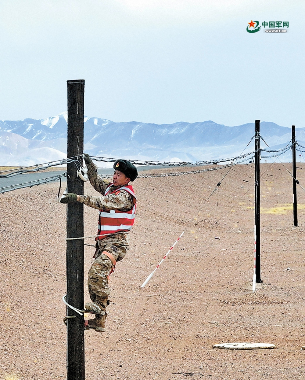 新疆军区某旅甜水海机务站官兵常年驻守生命禁区