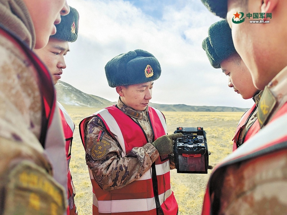 新疆军区某旅甜水海机务站官兵常年驻守生命禁区