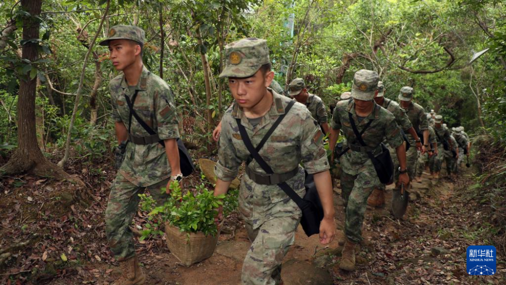 解放军驻香港部队官兵参加2024年香港植树日活动