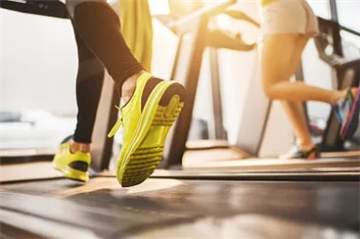 每天跑步和每天举铁的人 谁更健康？最佳运动方式推荐