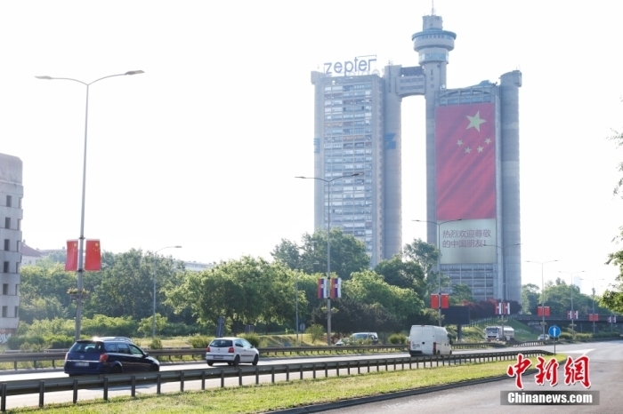 建筑格内克斯塔上悬挂起巨幅五星红旗,热烈欢迎尊敬的中国朋友等