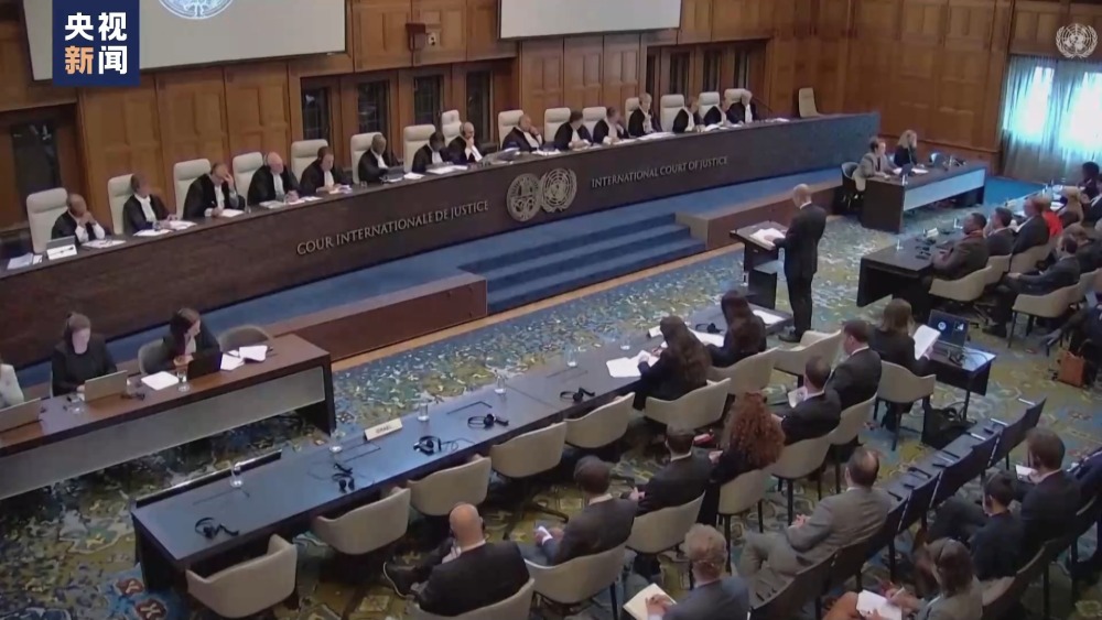 以方代表陈述"种族灭绝"案辩护词遭打断 抗议者:骗子!