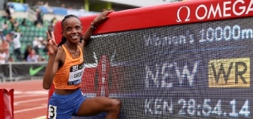 肯尼亚运动员切贝特打破女子万米世界纪录