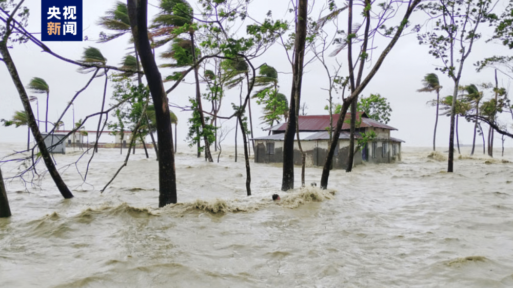总台记者获悉,当地时间26日晚,气旋风暴"雷马尔"在印度西孟加拉邦和