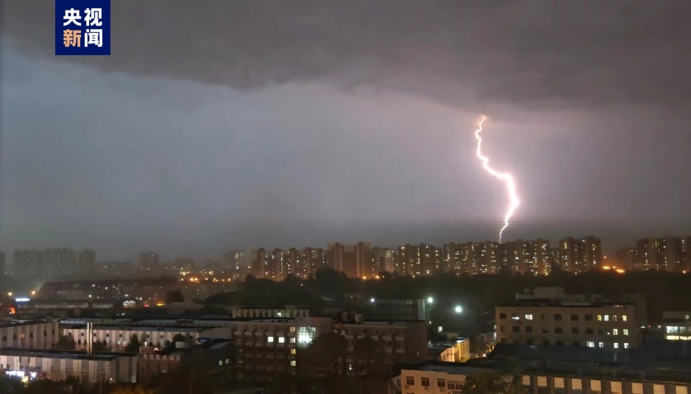 密集的雨点覆盖下