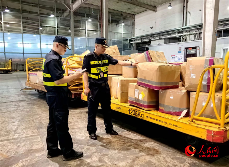 每年5月至6月,大批产自塔吉克斯坦,乌兹别克斯坦等国的樱桃因肉质厚嫩